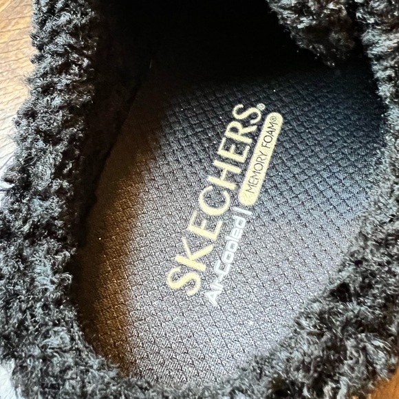 💜💜 Black and Gold Skechers Glitter Slip On Sneakers - Picture 5 of 6